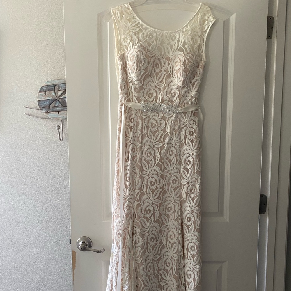 Really pretty fitted dress with flared bottom.